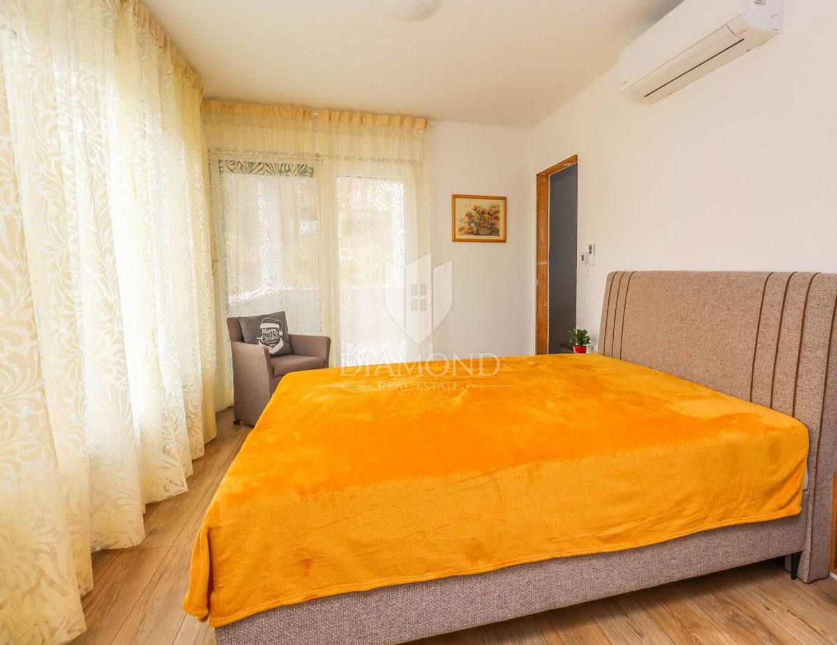 Nova moderna hiša z bazenom v Banjolah