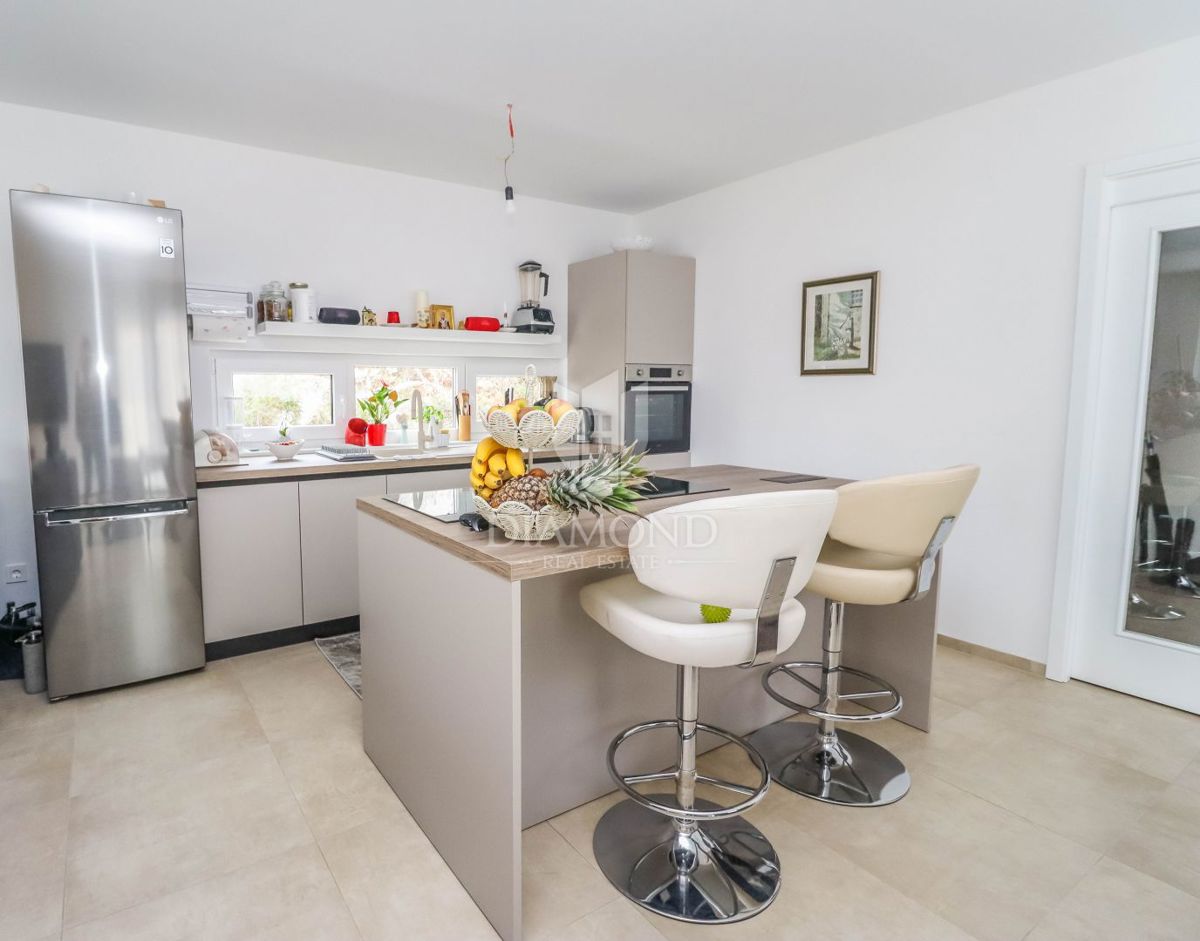 Nova moderna hiša z bazenom v Banjolah