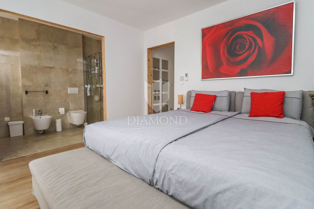 Nova moderna hiša z bazenom v Banjolah