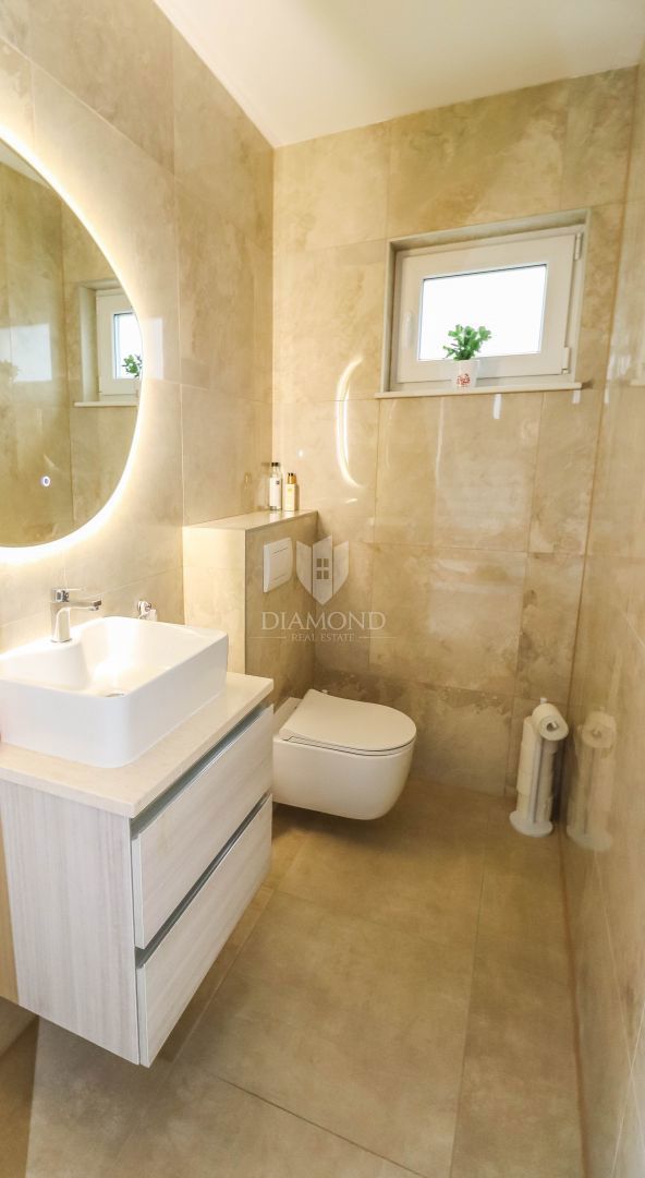 Nova moderna hiša z bazenom v Banjolah