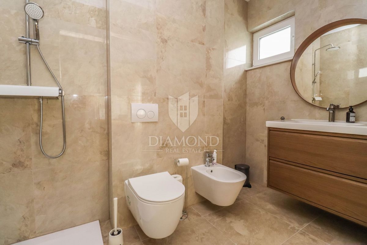 Nova moderna hiša z bazenom v Banjolah