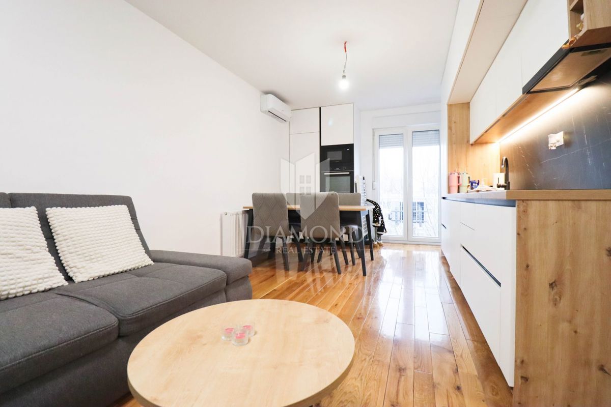 Zagreb, Voltino! Popolnoma prenovljeno trisobno stanovanje!