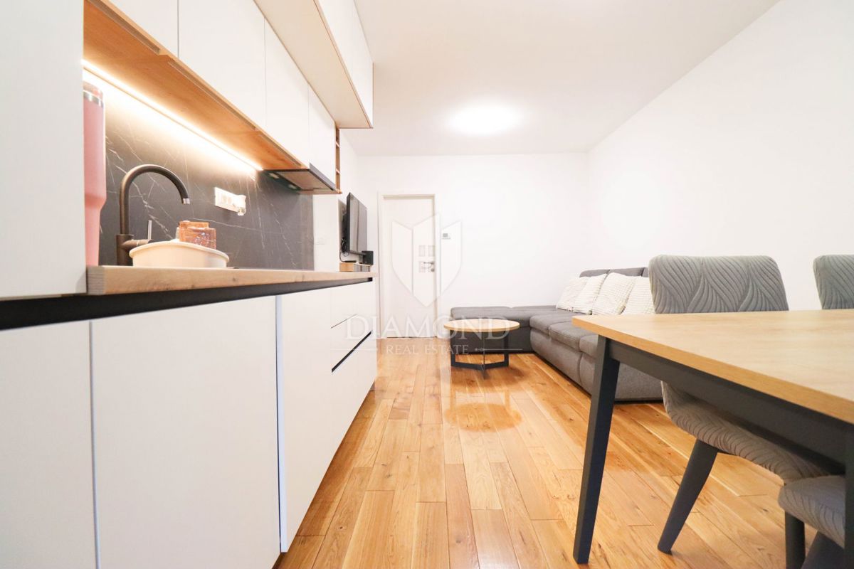 Zagreb, Voltino! Popolnoma prenovljeno trisobno stanovanje!