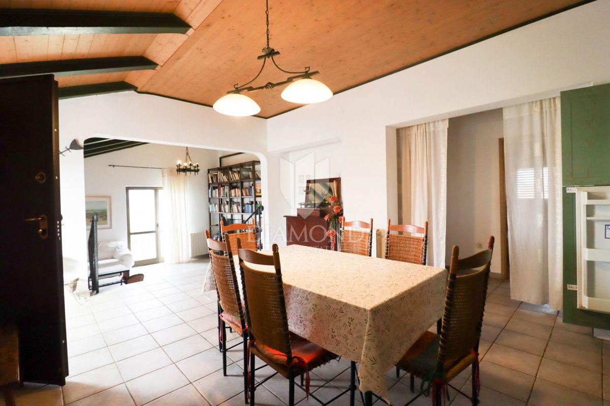 PRILOŽNOST! HIŠA, KOČA IN ZEMLJIŠČE V BLIŽINI ROVINJA!