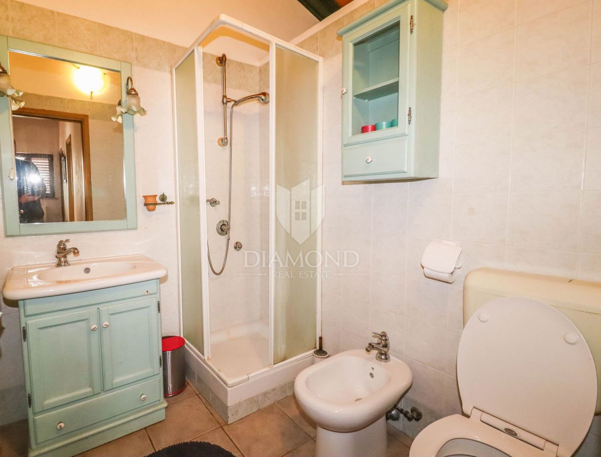 PRILOŽNOST! HIŠA, KOČA IN ZEMLJIŠČE V BLIŽINI ROVINJA!