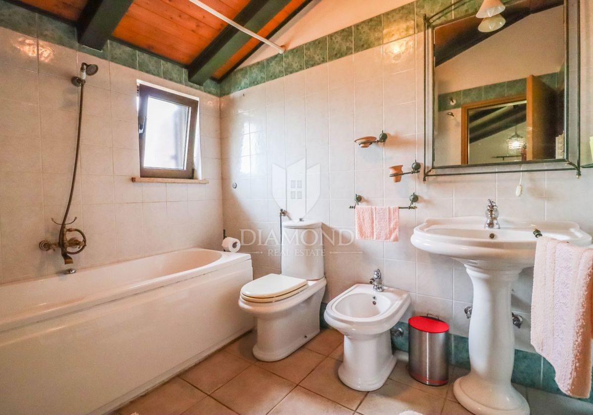 PRILOŽNOST! HIŠA, KOČA IN ZEMLJIŠČE V BLIŽINI ROVINJA!