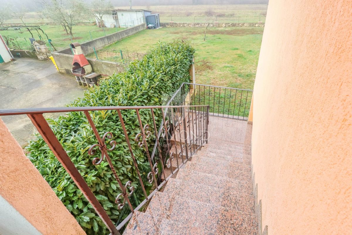 PRILOŽNOST! HIŠA, KOČA IN ZEMLJIŠČE V BLIŽINI ROVINJA!