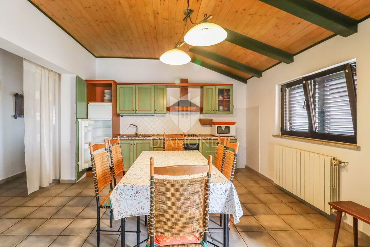 PRILOŽNOST! HIŠA, KOČA IN ZEMLJIŠČE V BLIŽINI ROVINJA!