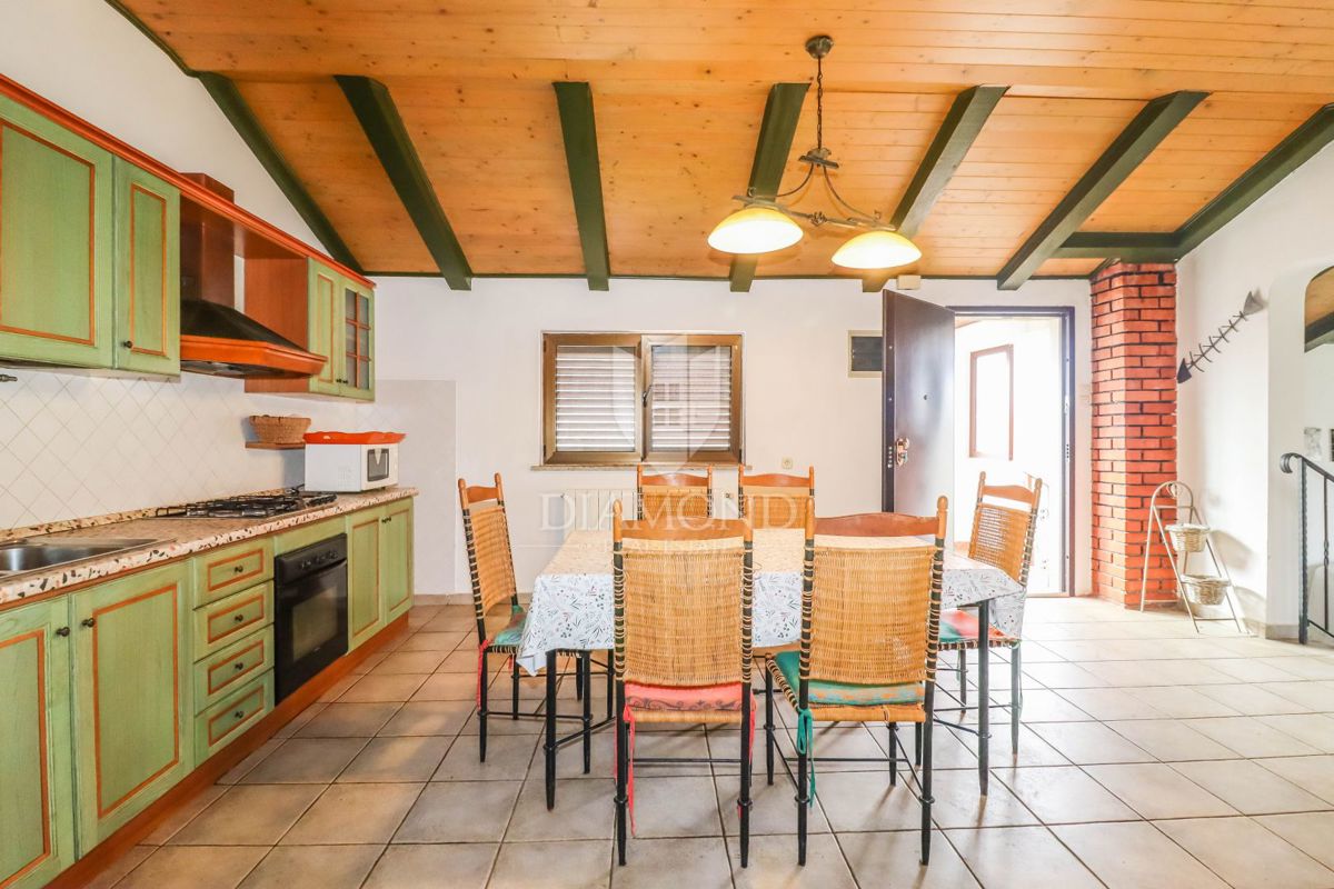 PRILOŽNOST! HIŠA, KOČA IN ZEMLJIŠČE V BLIŽINI ROVINJA!