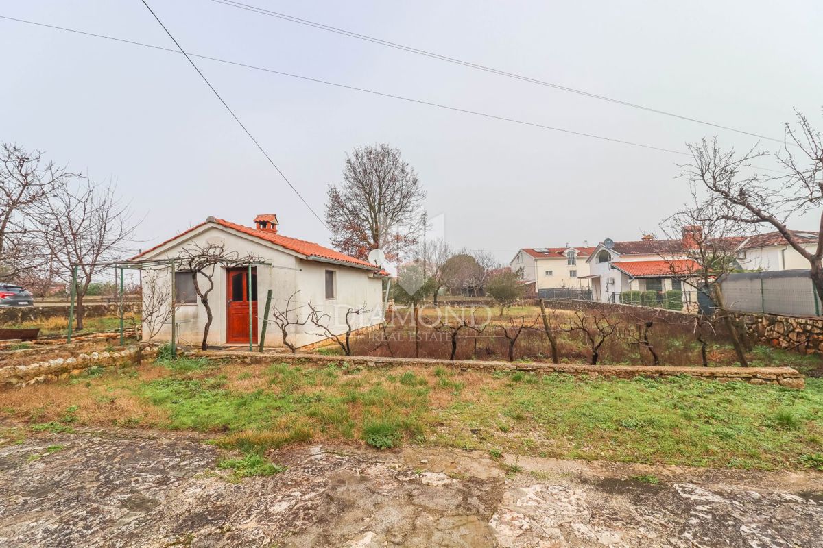 PRILOŽNOST! HIŠA, KOČA IN ZEMLJIŠČE V BLIŽINI ROVINJA!