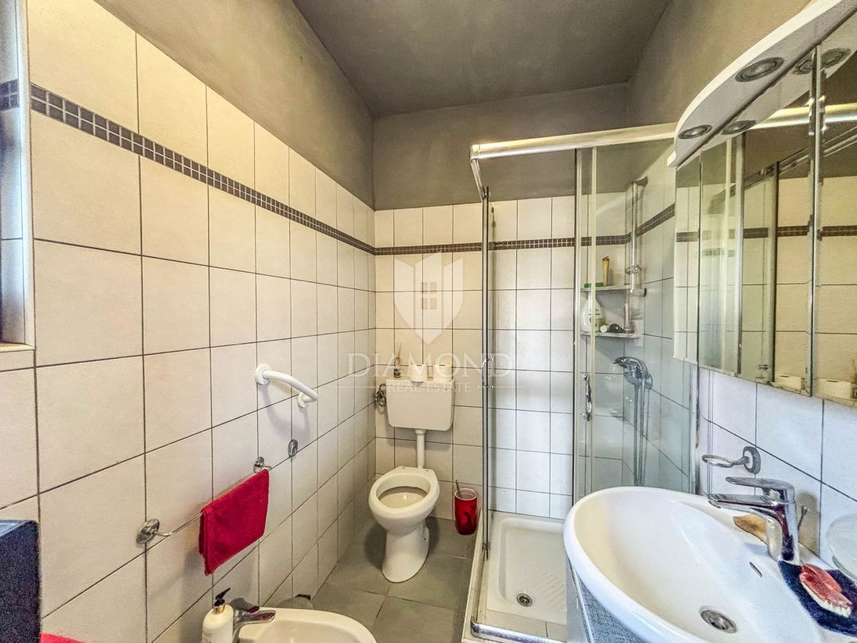 Buje, okolica- simpatična prizemnica na osunčanem zemljišču!