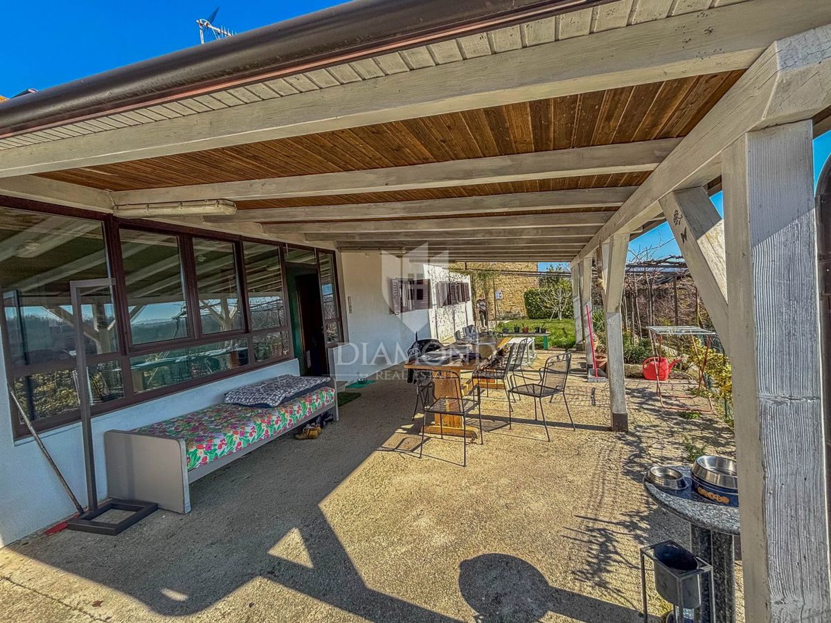 Buje, okolica- simpatična prizemnica na osunčanem zemljišču!