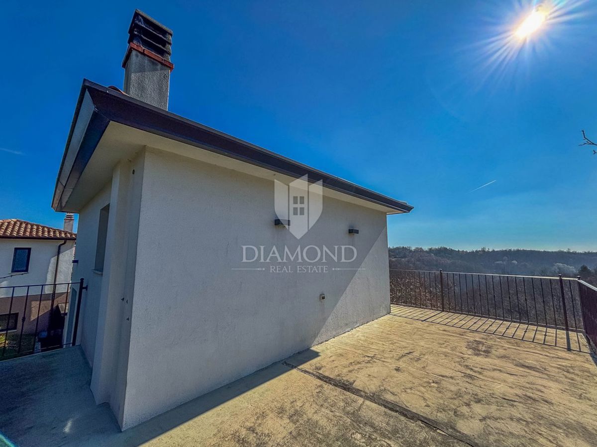 Buje, okolica- simpatična prizemnica na osunčanem zemljišču!