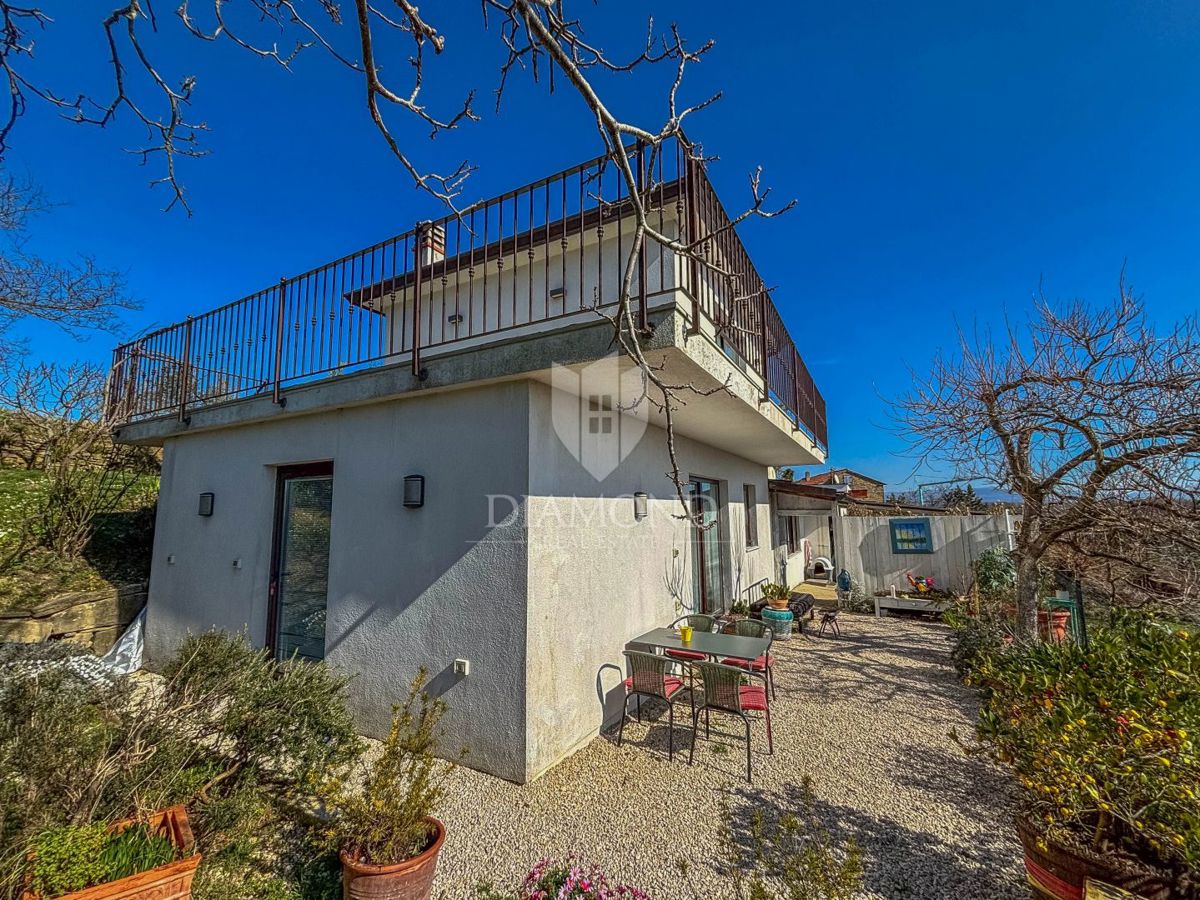 Buje, okolica- simpatična prizemnica na osunčanem zemljišču!