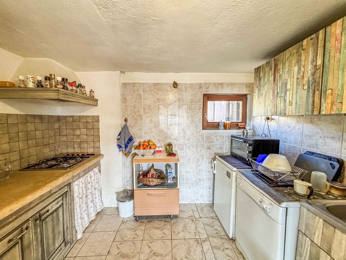 Buje, okolica- simpatična prizemnica na osunčanem zemljišču!