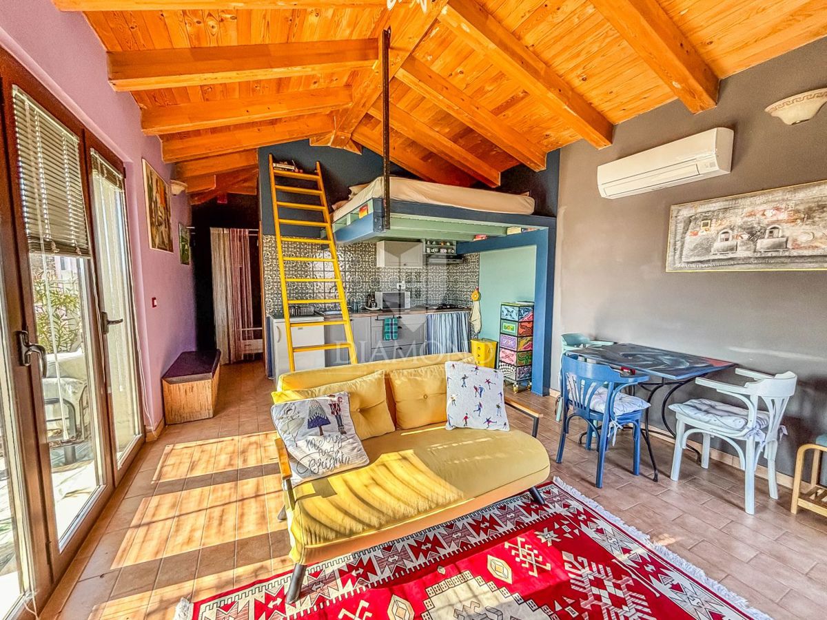 Buje, okolica- simpatična prizemnica na osunčanem zemljišču!