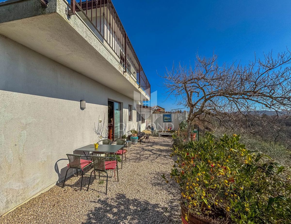 Buje, okolica- simpatična prizemnica na osunčanem zemljišču!