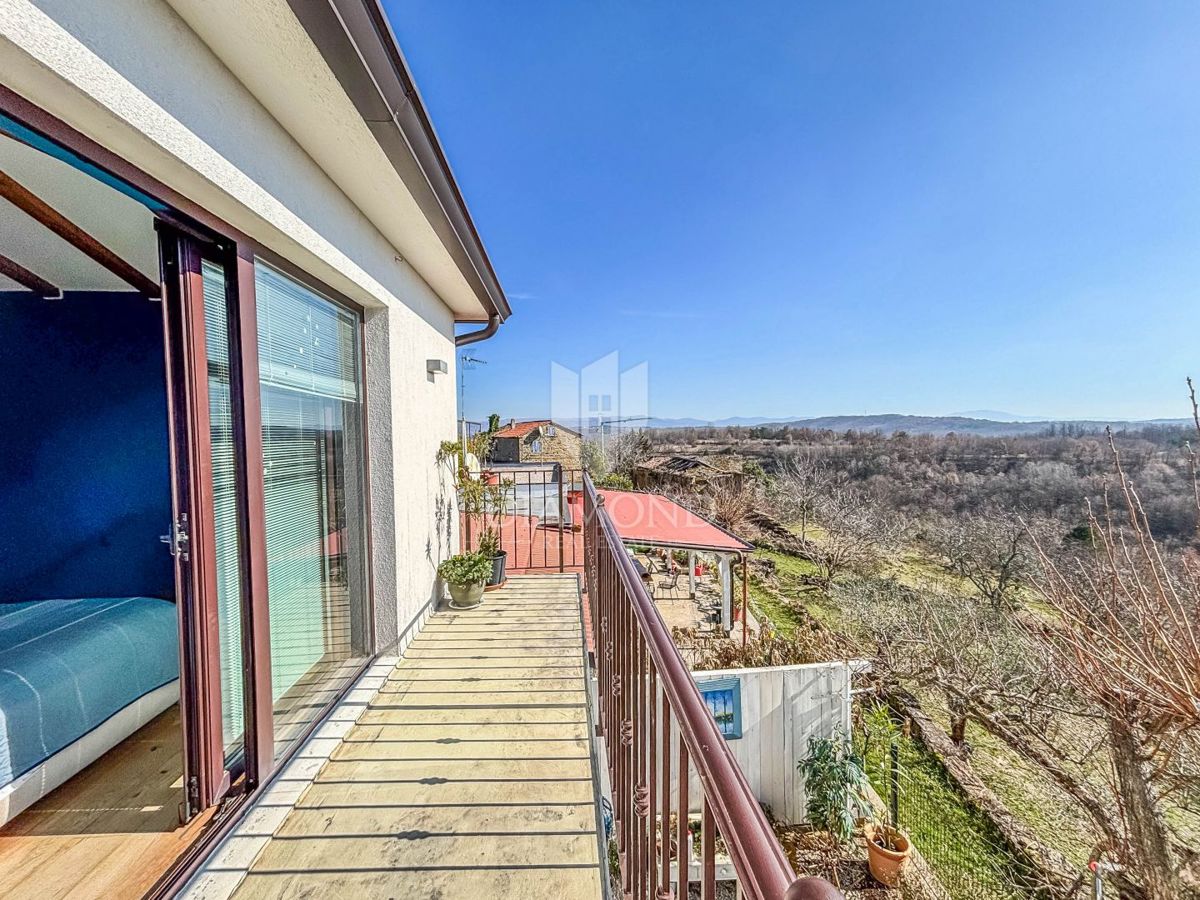 Buje, okolica- simpatična prizemnica na osunčanem zemljišču!