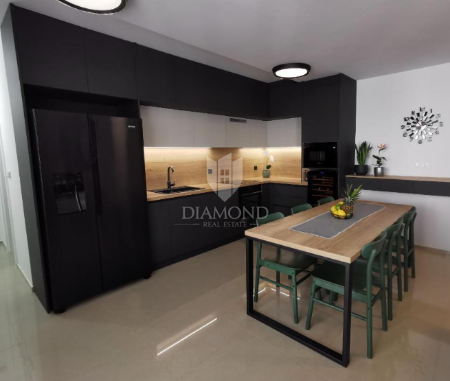 PRVA VRSTA DO MORJA - Prodaja luksuznega apartmaja v Banjolah