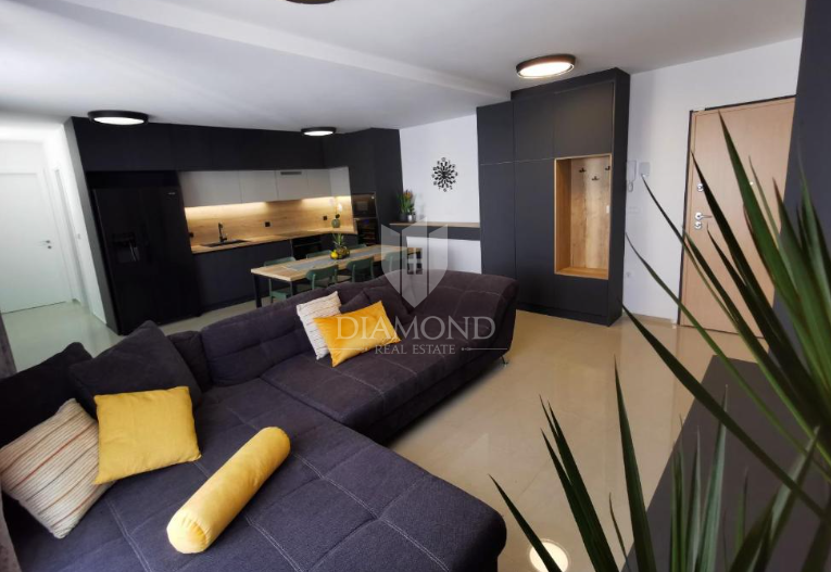 PRVA VRSTA DO MORJA - Prodaja luksuznega apartmaja v Banjolah