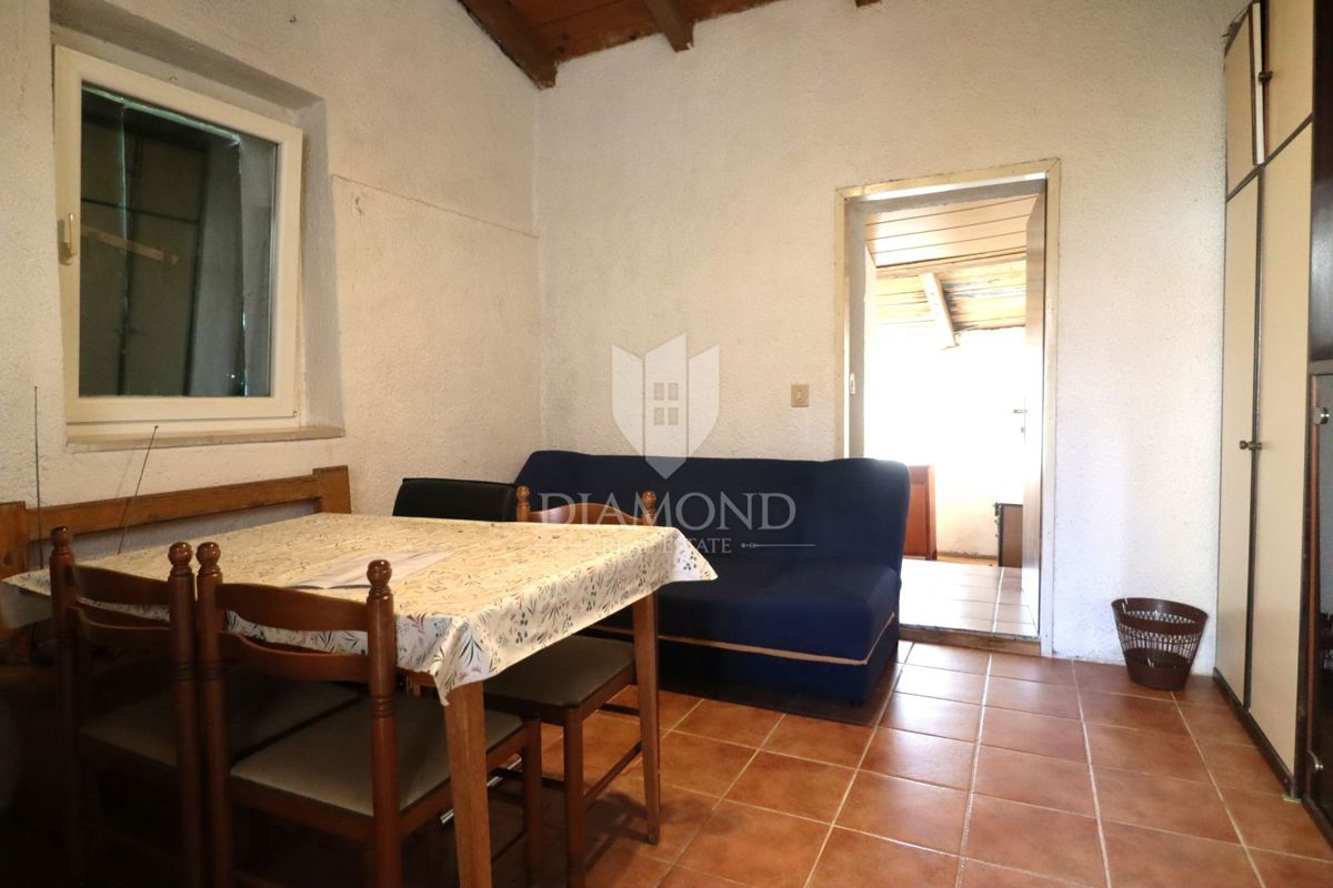 Poreč – hiša z dvema stanovanjskima enotama in velikim potencialom