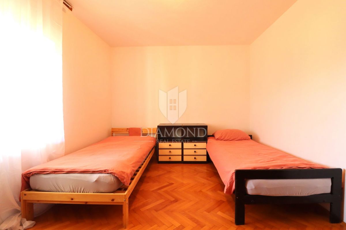 Poreč – hiša z dvema stanovanjskima enotama in velikim potencialom