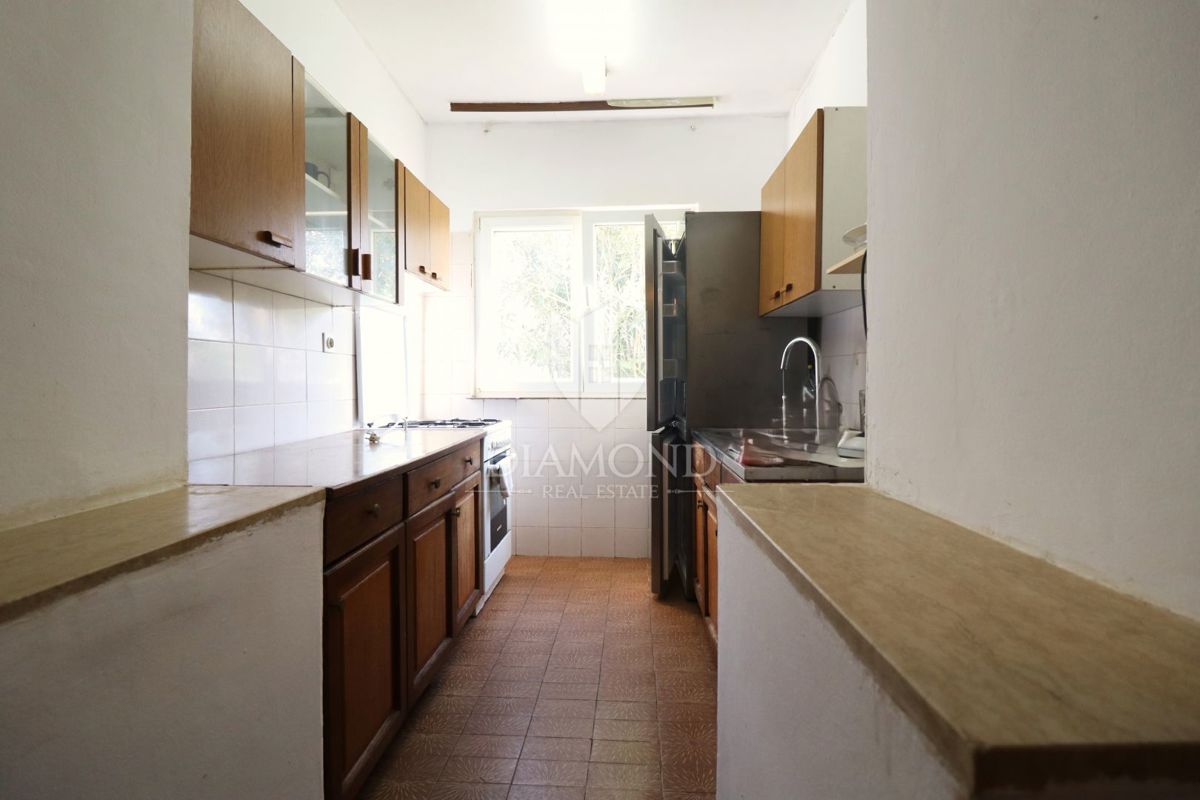 Poreč – hiša z dvema stanovanjskima enotama in velikim potencialom