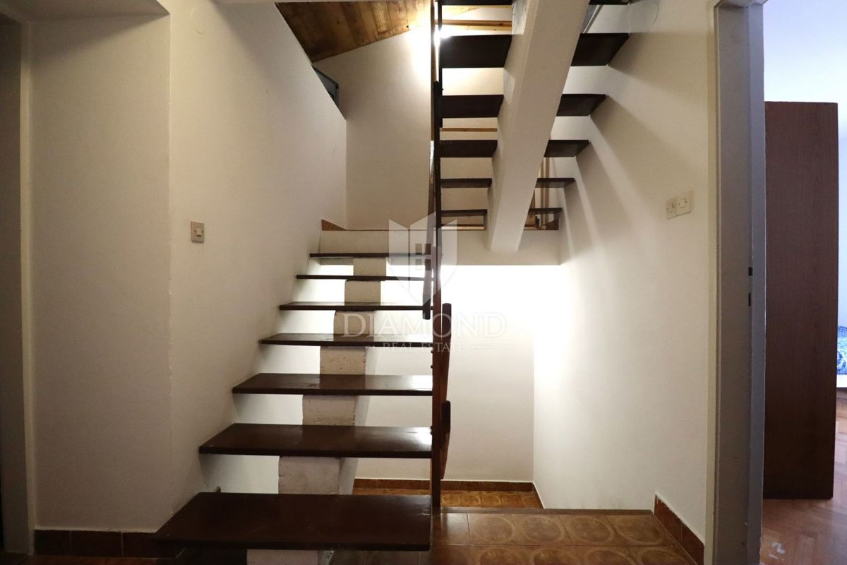 Poreč – hiša z dvema stanovanjskima enotama in velikim potencialom