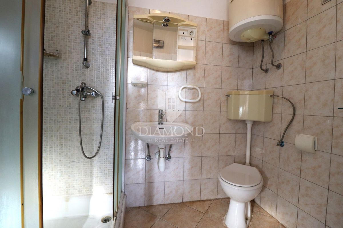 Poreč – hiša z dvema stanovanjskima enotama in velikim potencialom