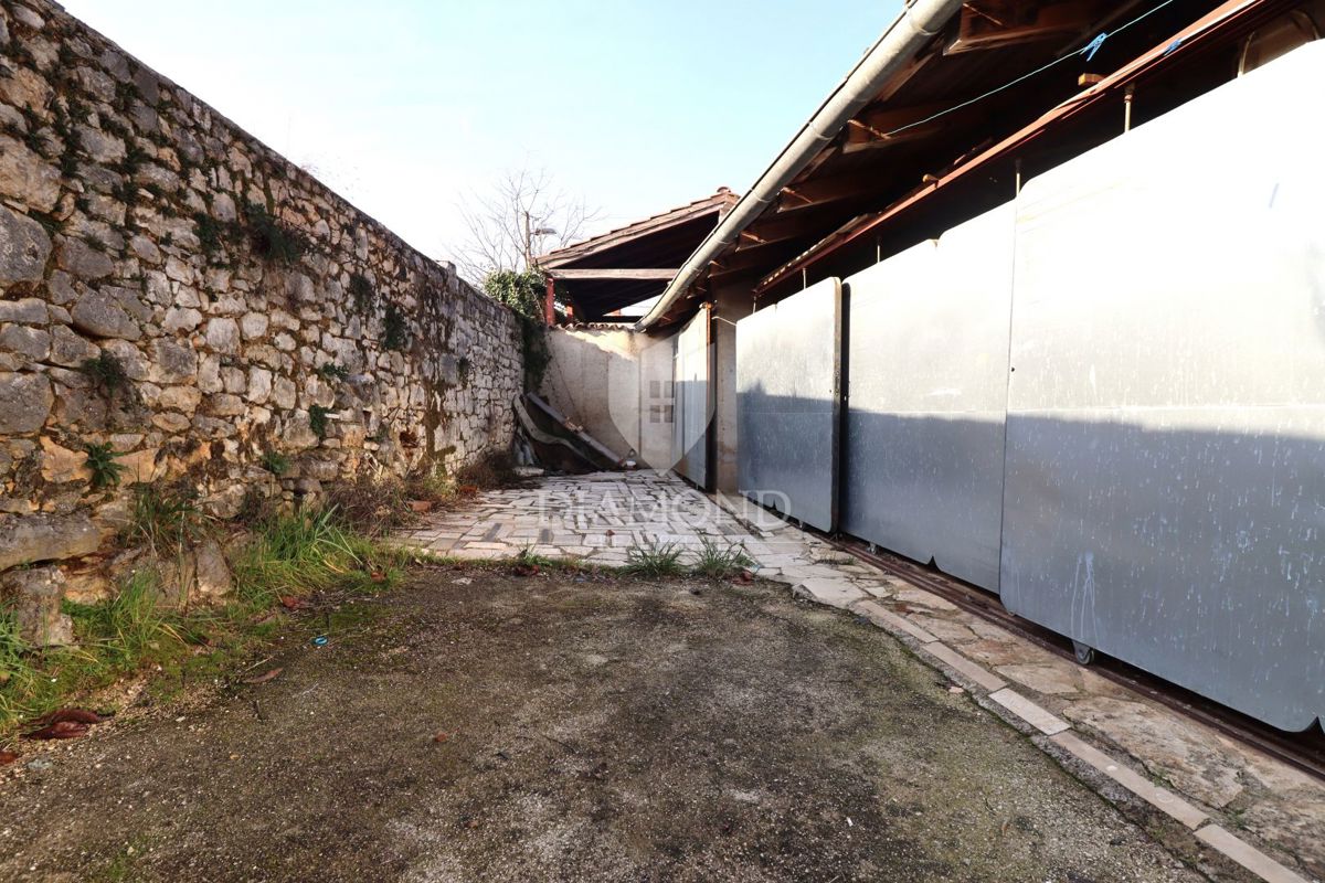 Poreč – hiša z dvema stanovanjskima enotama in velikim potencialom