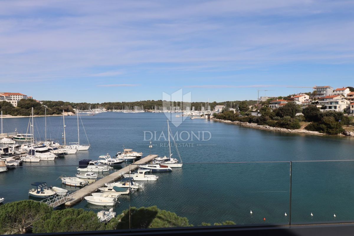 Luksuzno dupleks stanovanje v prvi vrsti do morja v bližini Pulja!