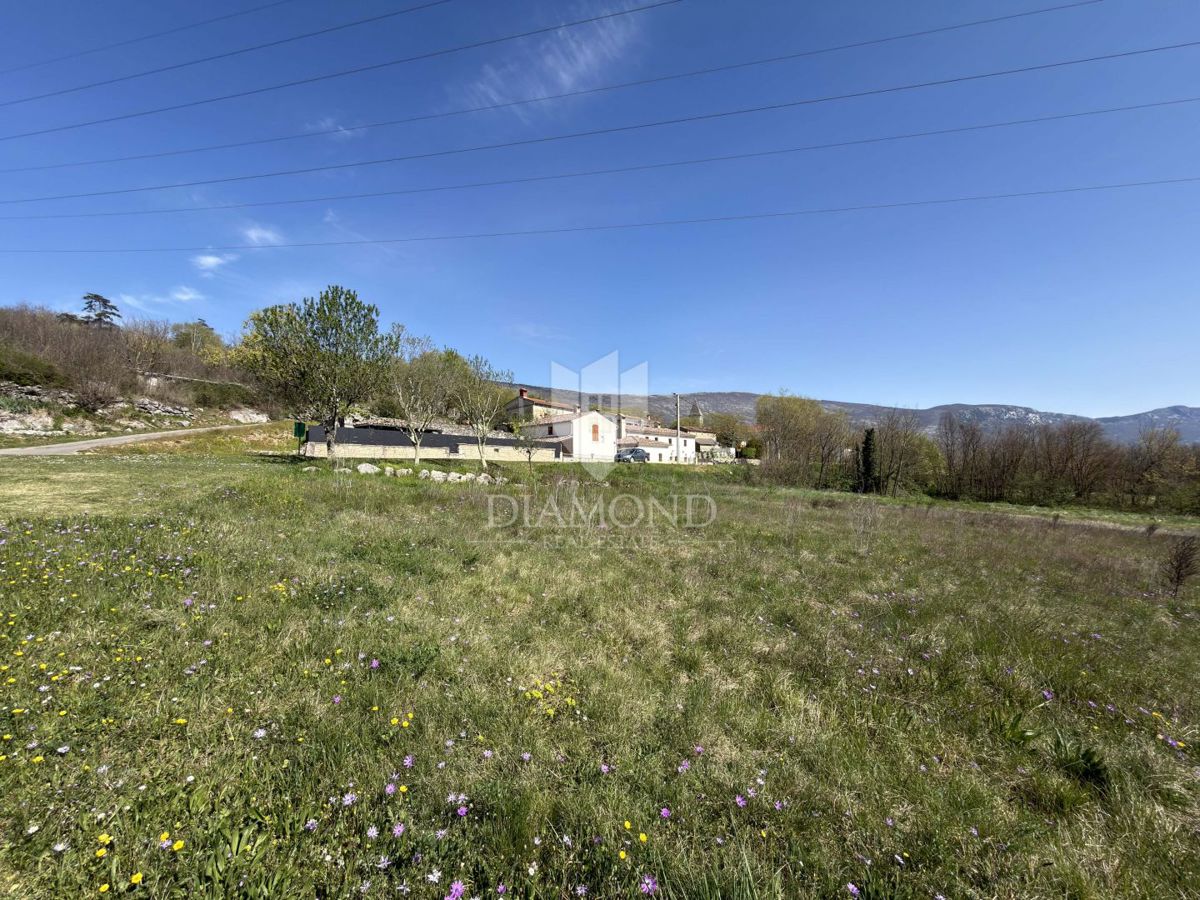 Kršan, okolica - gradbeno zemljišče z dovoljenjem