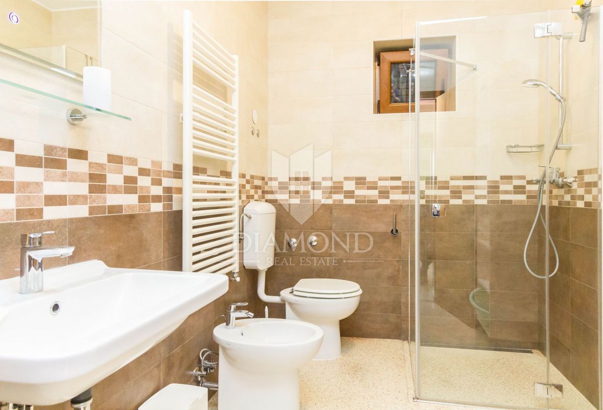 Apartmajska hiša s 4 apartmaji v bližini Poreča