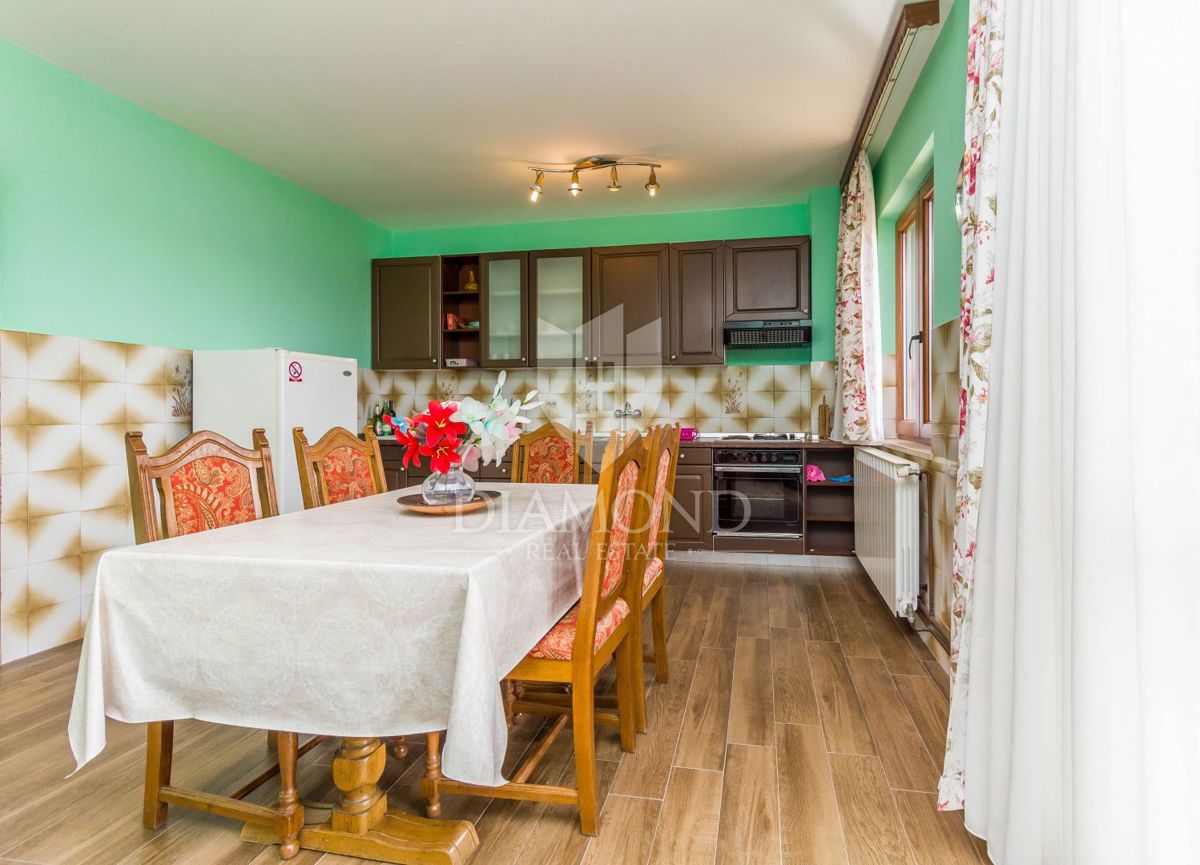 Apartmajska hiša s 4 apartmaji v bližini Poreča