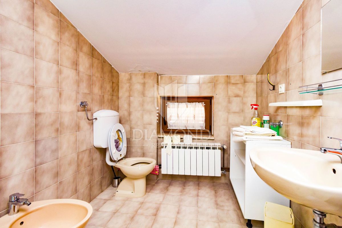 Apartmajska hiša s 4 apartmaji v bližini Poreča