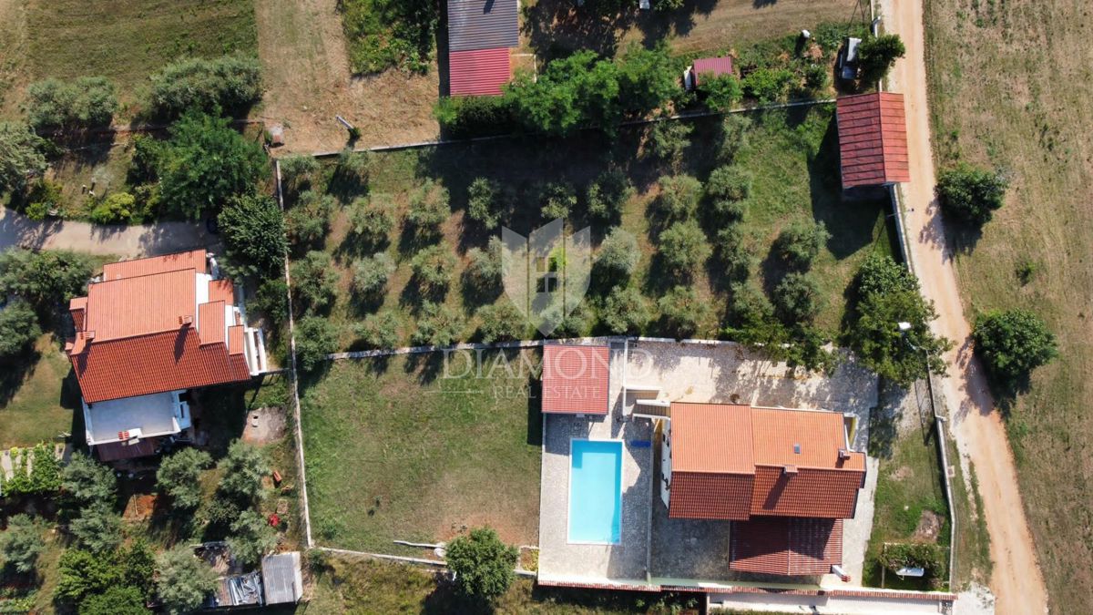 Poreč, okolica hiš z velikim vrtom in pogledom na morje