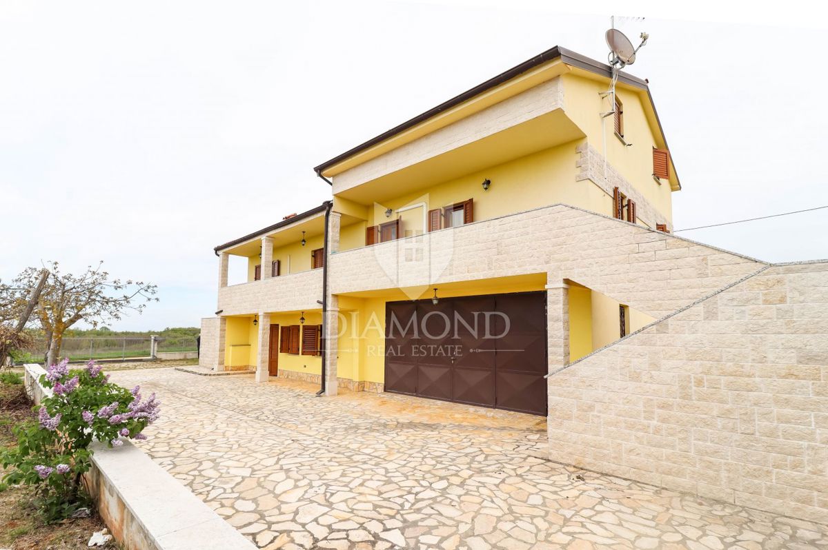 Poreč, okolica hiš z velikim vrtom in pogledom na morje
