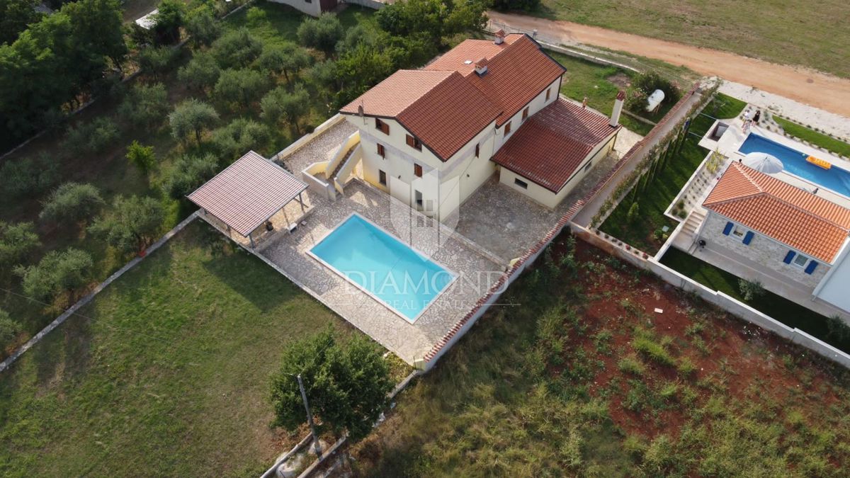 Poreč, okolica hiš z velikim vrtom in pogledom na morje