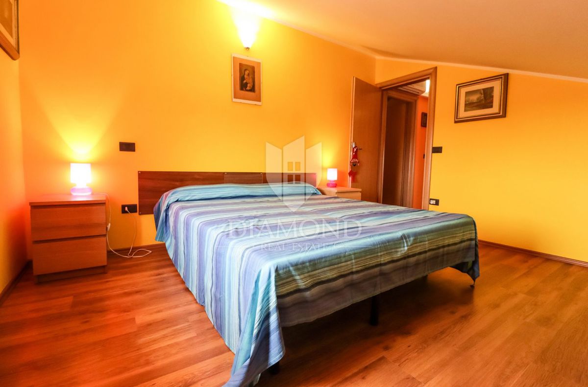 Poreč, okolica hiš z velikim vrtom in pogledom na morje