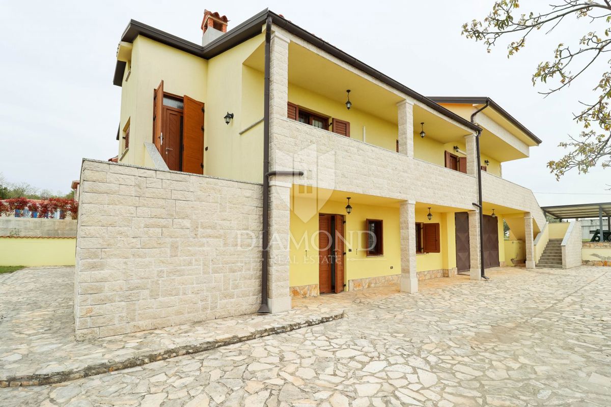 Poreč, okolica hiš z velikim vrtom in pogledom na morje