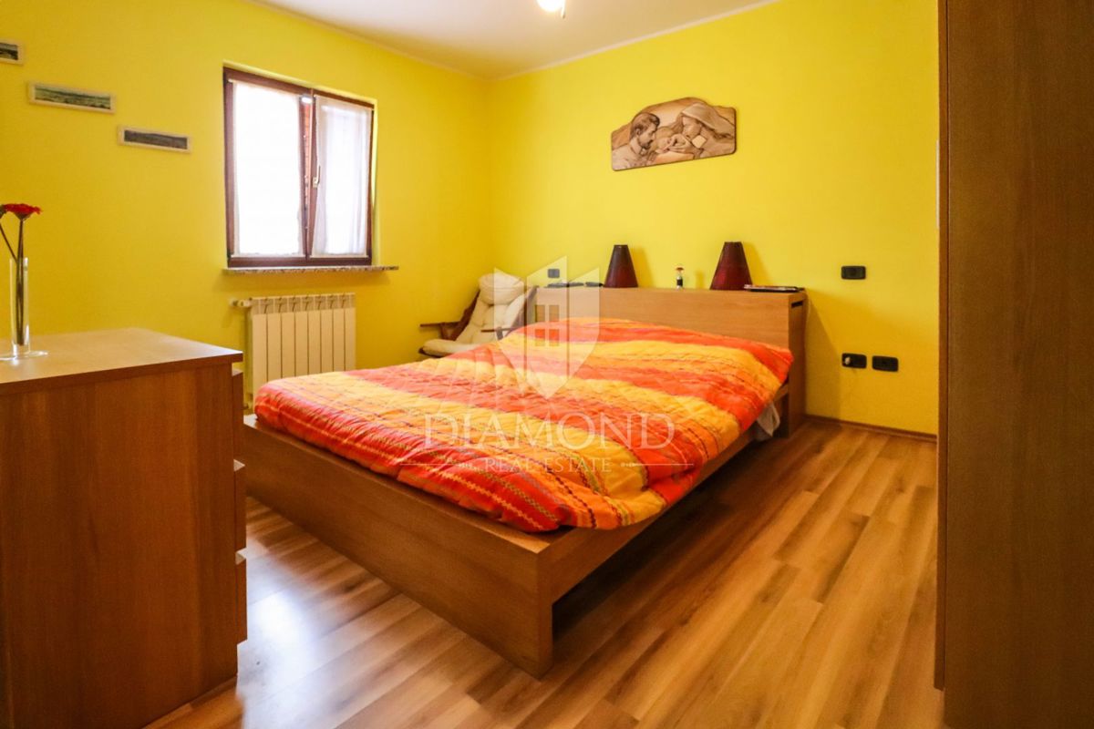 Poreč, okolica hiš z velikim vrtom in pogledom na morje