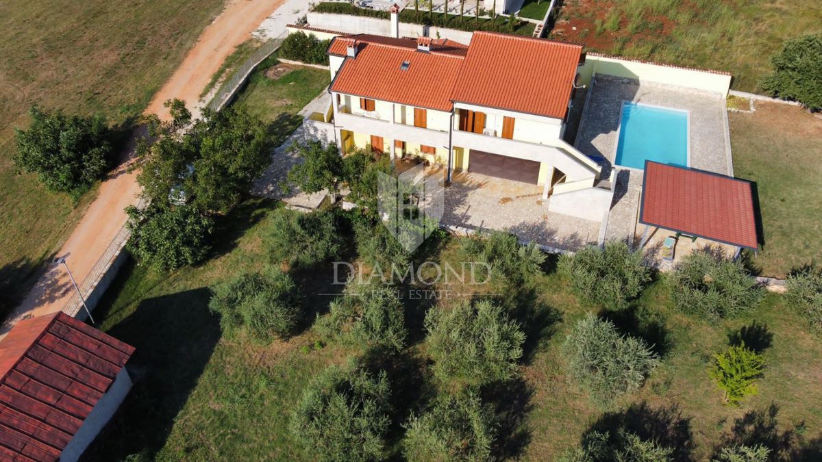 Poreč, okolica hiš z velikim vrtom in pogledom na morje