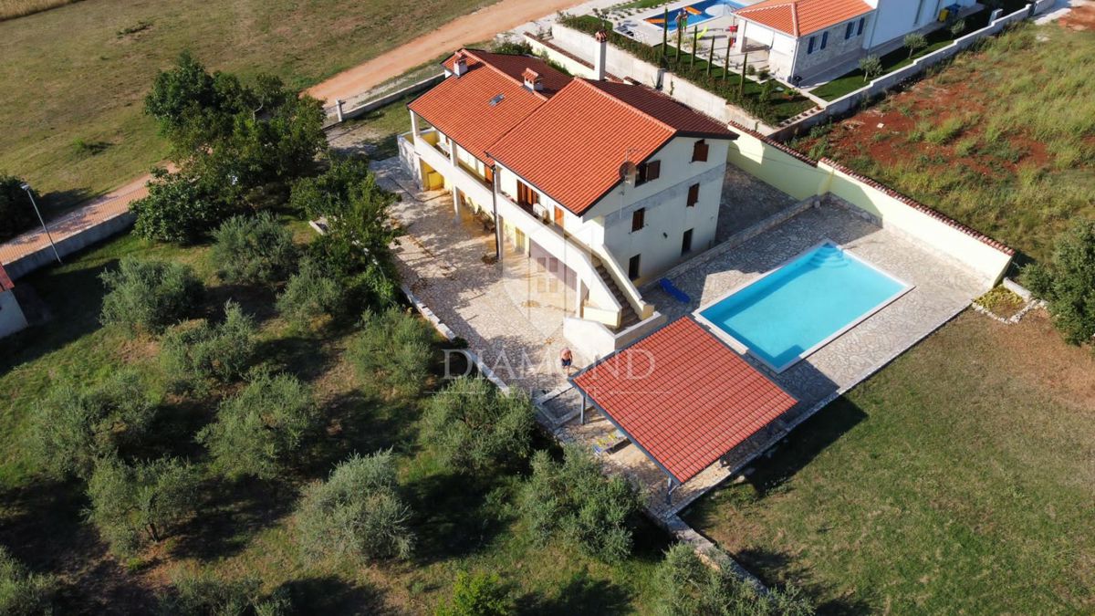 Poreč, okolica hiš z velikim vrtom in pogledom na morje