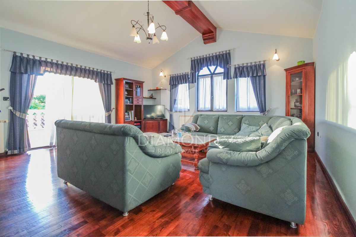 Okolica Umaga, poslovni objekt in stanovanjska hiša idealna za investicijo
