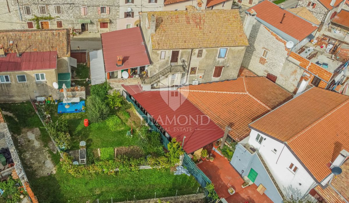 Brtonigla, investicijska hiša s poslovnim prostorom!
