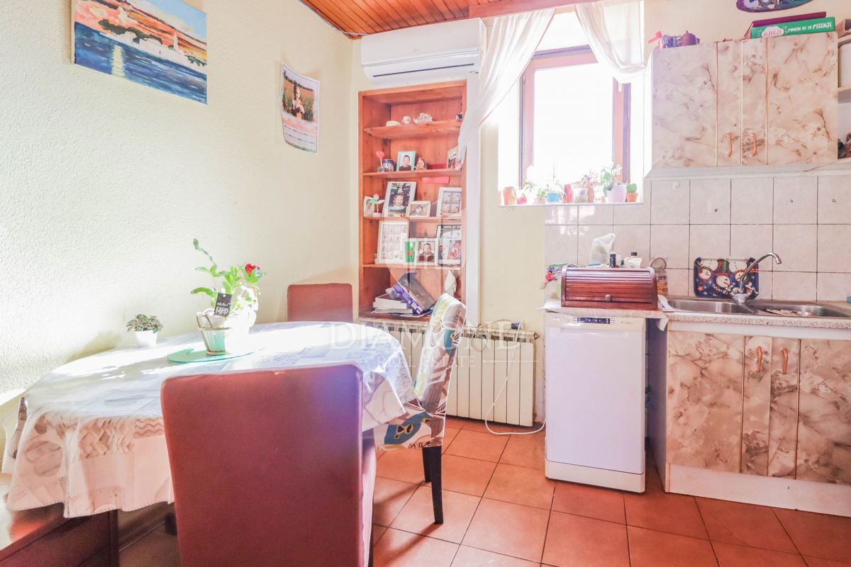 Brtonigla, investicijska hiša s poslovnim prostorom!
