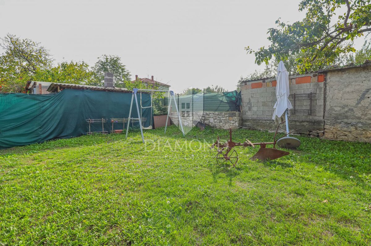 Brtonigla, investicijska hiša s poslovnim prostorom!