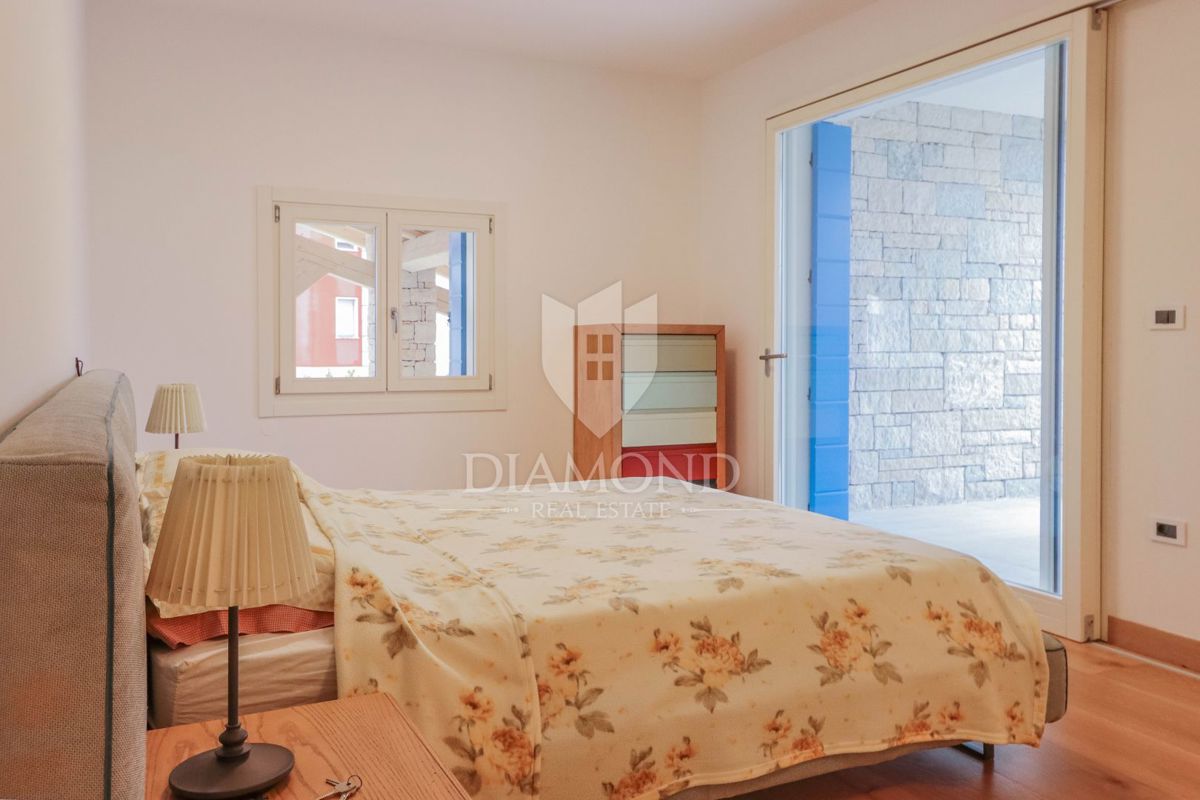 Umag, stanovanje na izredni lokaciji, 2. red do morja!