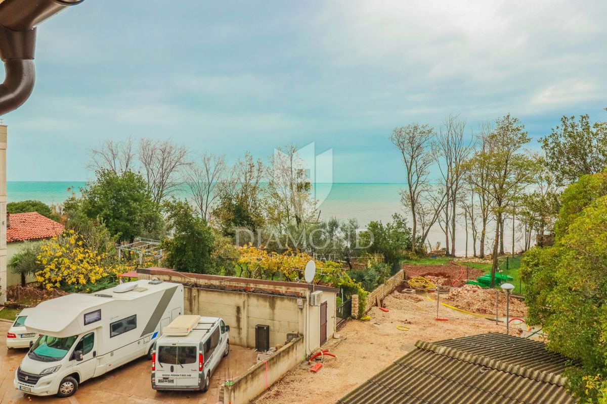 Umag, stanovanje na izredni lokaciji, 2. red do morja!