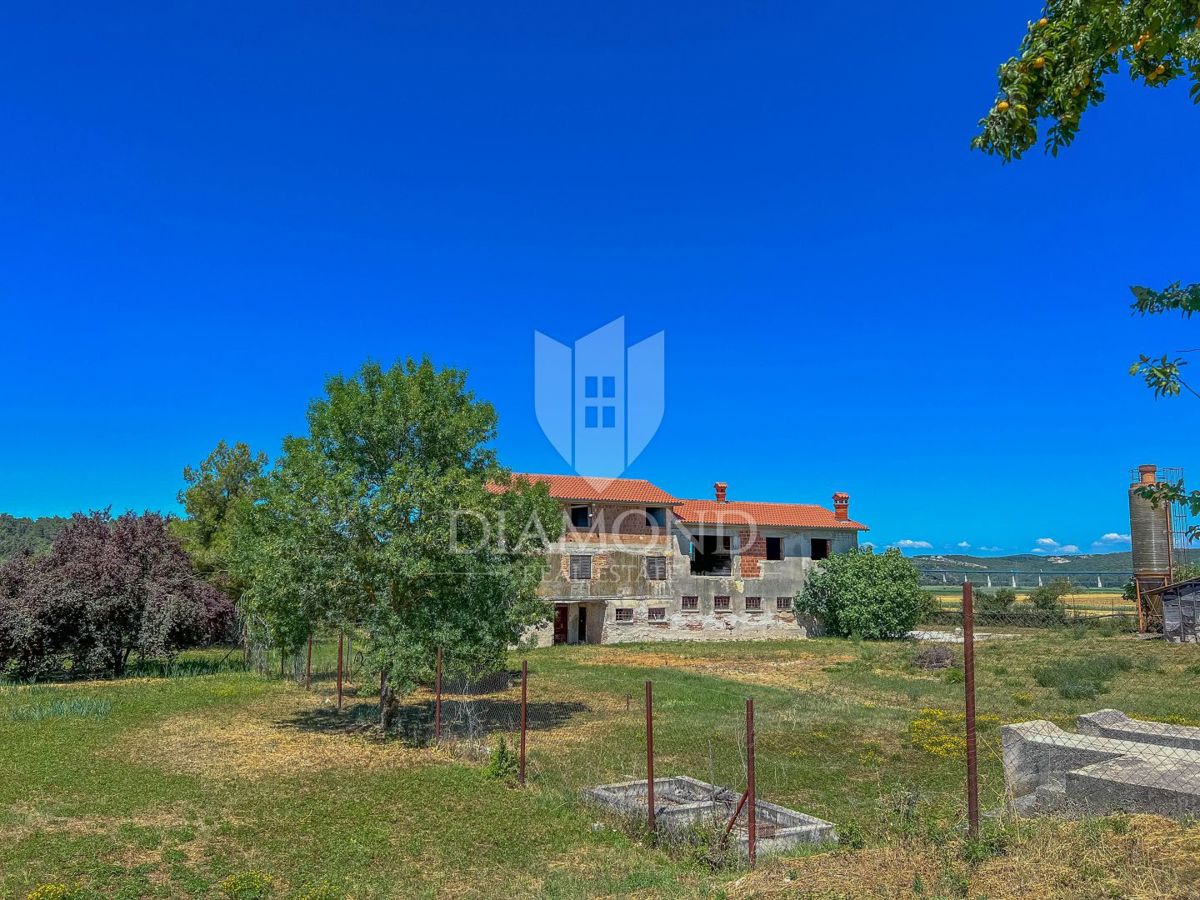 Okolica Novigrada, hiša na samem za investicijo